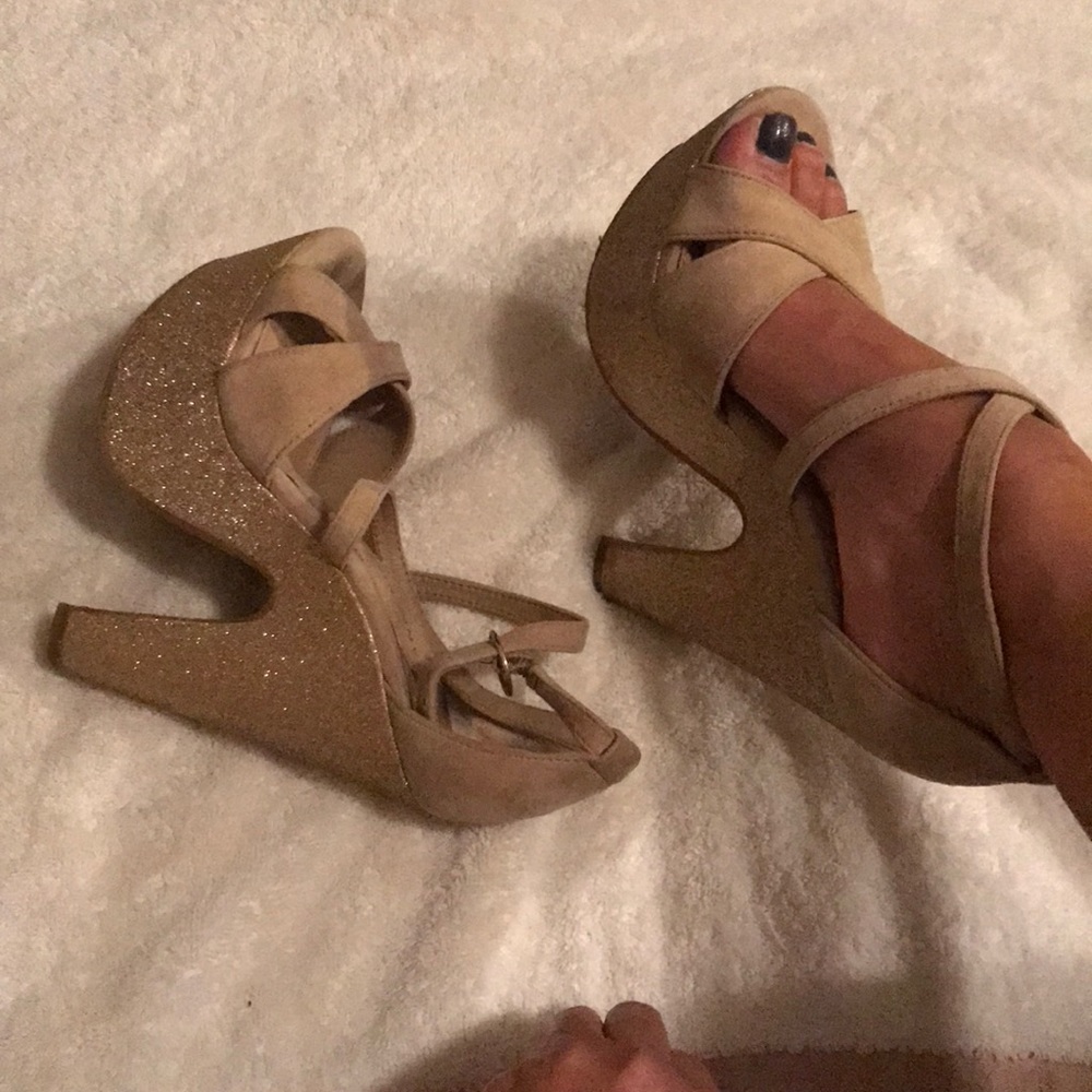Super cute Gianni Bini heels